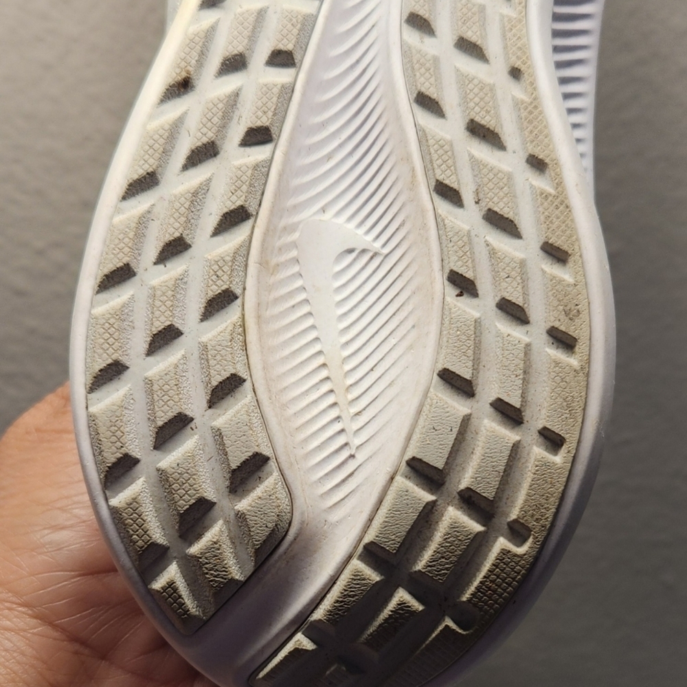 NIKE WOMEN'S Size 8 1/2 White and Gold Running Shoes - Picture 8 of 9
